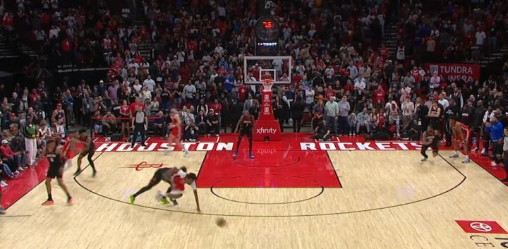 这是什么？锡安边线球直接发给空气失误 琼斯拼命救球但摔倒了